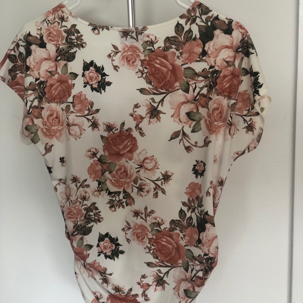 Rose patterned Blouse 🌺 - Picture 2 of 2